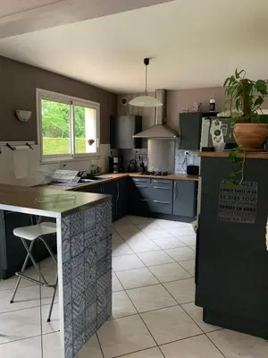 Cuisine ou kitchenette dans l'établissement Maison L