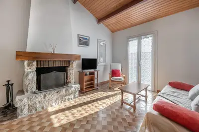 Télévision ou salle de divertissement dans l'établissement 800 m de la plage, jardin, maison pour 5