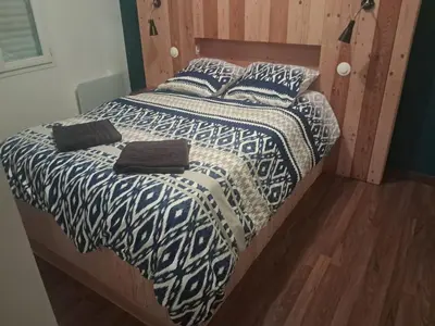 Un ou plusieurs lits dans un hébergement de l'établissement Charmante Maison Familiale Agréable Extérieur