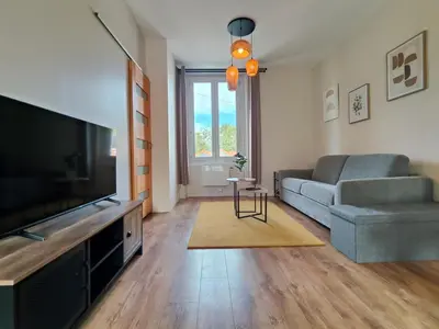 Télévision ou salle de divertissement dans l'établissement Cocon du Tisserand - Centre ville - Cosy et Intimiste