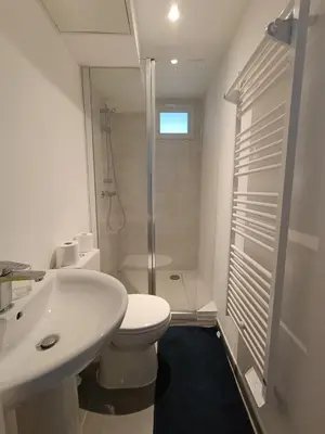 Salle de bains dans l'établissement Charmant Studio à St Marc Sur Mer