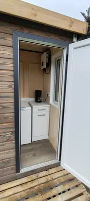 Cuisine ou kitchenette dans l'établissement La Tiny Roulotte