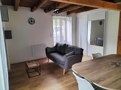 Coin salon dans l'établissement Escapade nature à Langon logement rénové