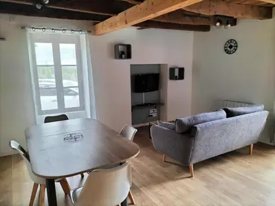 Télévision ou salle de divertissement dans l'établissement Escapade nature à Langon logement rénové
