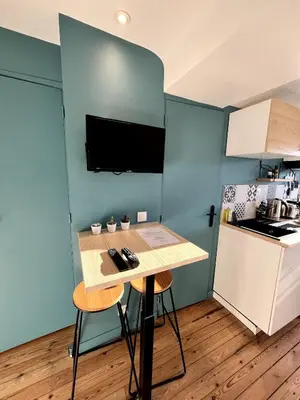 Cuisine ou kitchenette dans l'établissement Beautiful Studio for 2 people, TV, Wifi