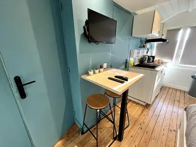 Cuisine ou kitchenette dans l'établissement Beautiful Studio for 2 people, TV, Wifi