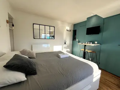 Un ou plusieurs lits dans un hébergement de l'établissement Beautiful Studio for 2 people, TV, Wifi