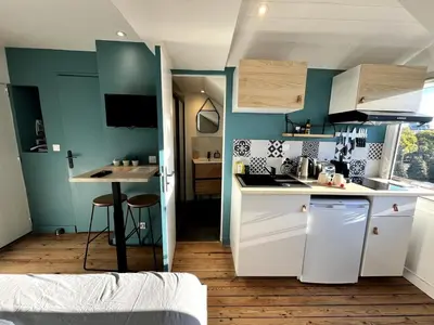 Cuisine ou kitchenette dans l'établissement Beautiful Studio for 2 people, TV, Wifi