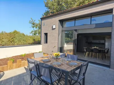 Balcon ou terrasse dans l'établissement Le Champ du Moulin Gîte Moderne à 3 min du Puy duFou