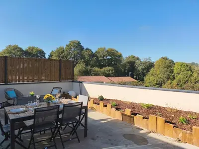 Balcon ou terrasse dans l'établissement Le Champ du Moulin Gîte Moderne à 3 min du Puy duFou