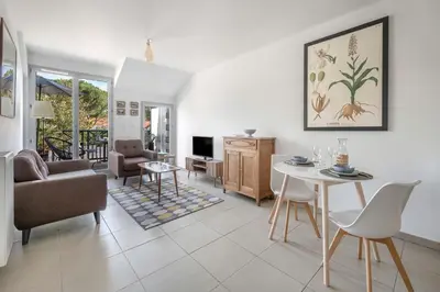 Télévision ou salle de divertissement dans l'établissement Appartement proche plage et bourg
