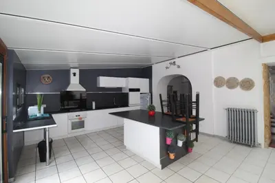 Cuisine ou kitchenette dans l'établissement Maison en pierre lumineuse avec véranda & jardin clos, 8 pers entre Nantes et la mer
