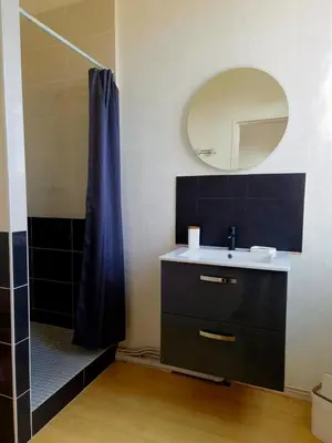 Salle de bains dans l'établissement L'Entracte