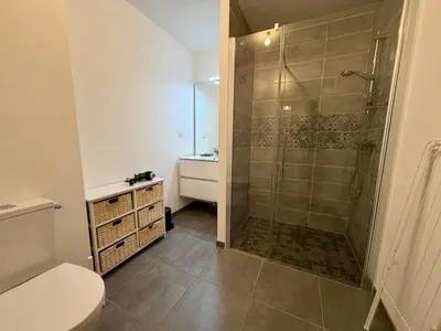 Salle de bains dans l'établissement Appartement Cosy Bord de Lac