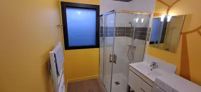 Salle de bains dans l'établissement Colorama