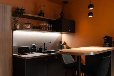 Cuisine ou kitchenette dans l'établissement Suite Spa Privée Luxueuse avec Sauna, Balnéothérapie et Ciel Étoilé - Terrasse, Vidéoprojecteur