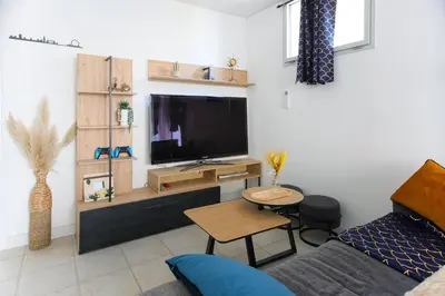 Télévision ou salle de divertissement dans l'établissement Logis de la Trinité - Appt climatisé