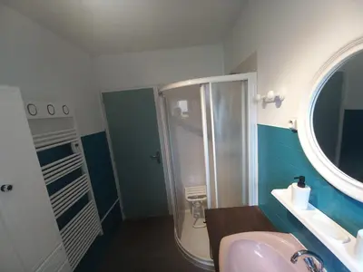 Salle de bains dans l'établissement maison entiere spatieuse et au calme 6 couchages