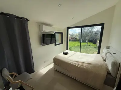 Un ou plusieurs lits dans un hébergement de l'établissement Studio Neuf avec Jardin Climatisation Smart TV, Nantes