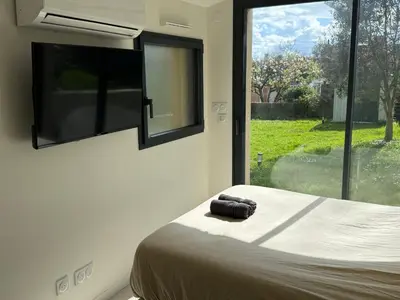 Un ou plusieurs lits dans un hébergement de l'établissement Studio Neuf avec Jardin Climatisation Smart TV, Nantes