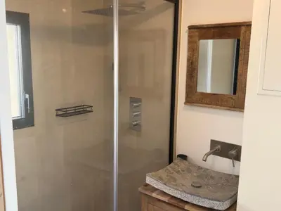 Salle de bains dans l'établissement Studio Neuf avec Jardin Climatisation Smart TV, Nantes