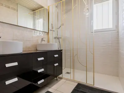 Salle de bains dans l'établissement Maison traditionnelle, proche plages, WIFI, jardin - FR-1-306-1319