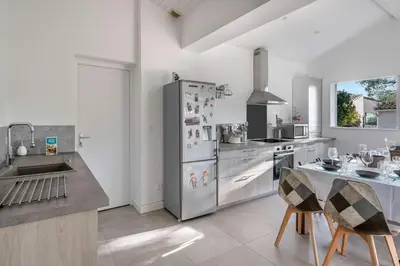 Cuisine ou kitchenette dans l'établissement Jacuzzi Maison pour 11 au calme plage a 500m