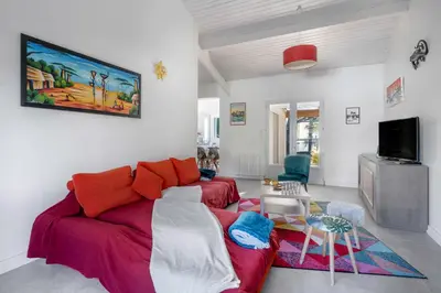 Télévision ou salle de divertissement dans l'établissement Jacuzzi Maison pour 11 au calme plage a 500m