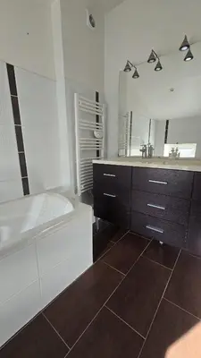 Salle de bains dans l'établissement Domaine du Clody
