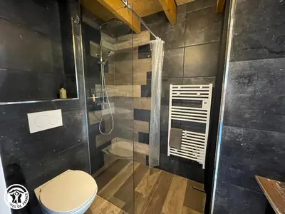 Salle de bains dans l'établissement Location Studio avec Piscine Chauffée en Vendée - FR-1-426-595