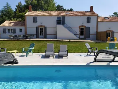 Piscine de l'établissement Location Studio avec Piscine Chauffée en Vendée - FR-1-426-595 ou située à proximité