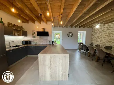 Cuisine ou kitchenette dans l'établissement Spacieux Gîtes en Vendée avec Piscine Chauffée - FR-1-426-596