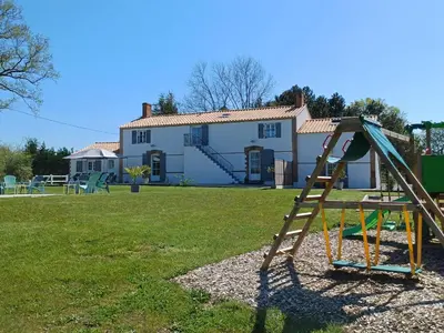 Aire de jeux pour enfants de l'établissement Spacieux Gîtes en Vendée avec Piscine Chauffée - FR-1-426-596