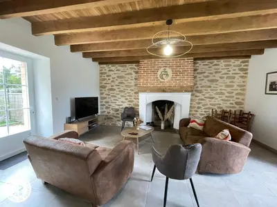 Télévision ou salle de divertissement dans l'établissement Maison familiale avec babyfoot et piscine chauffée - FR-1-426-597