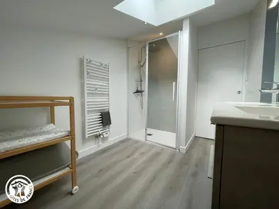 Salle de bains dans l'établissement Maison familiale avec babyfoot et piscine chauffée - FR-1-426-597