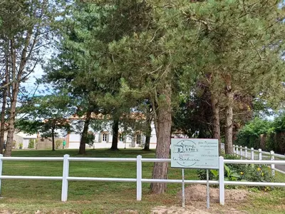 Jardin de l'établissement Maison familiale avec babyfoot et piscine chauffée - FR-1-426-597
