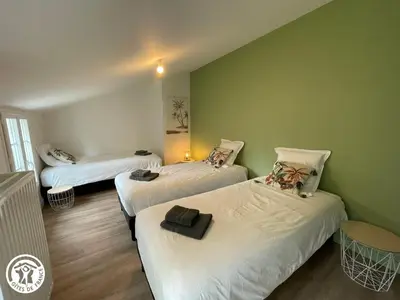 Un ou plusieurs lits dans un hébergement de l'établissement Maison familiale avec babyfoot et piscine chauffée - FR-1-426-597