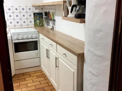 Cuisine ou kitchenette dans l'établissement Charmante Bourrine avec Jardin Clôturé, à 3km de la Plage, Animaux Admis - FR-1-777-10