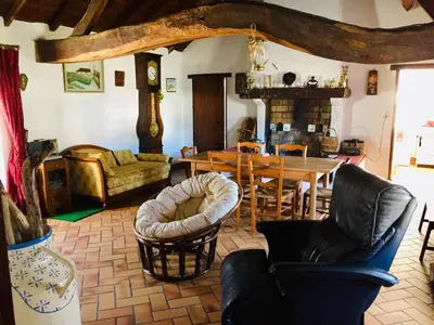 Coin salon dans l'établissement Charmante Bourrine avec Jardin Clôturé, à 3km de la Plage, Animaux Admis - FR-1-777-10