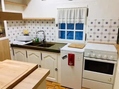 Cuisine ou kitchenette dans l'établissement Charmante Bourrine avec Jardin Clôturé, à 3km de la Plage, Animaux Admis - FR-1-777-10