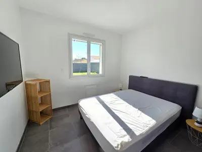 Un ou plusieurs lits dans un hébergement de l'établissement Maison calme 4 pers. à 3km de la mer avec jardin, clim, TV, vélos, BBQ et hamac - FR-1-777-20