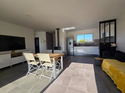Coin salon dans l'établissement Maison calme 4 pers. à 3km de la mer avec jardin, clim, TV, vélos, BBQ et hamac - FR-1-777-20