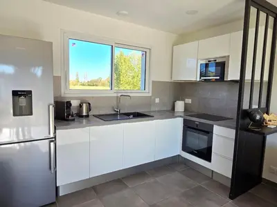 Cuisine ou kitchenette dans l'établissement Maison calme 4 pers. à 3km de la mer avec jardin, clim, TV, vélos, BBQ et hamac - FR-1-777-20