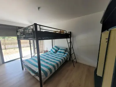 Un ou plusieurs lits dans un hébergement de l'établissement Maison Moderne en Bordure de Forêt, Idéale pour 8/10 Pers, à 2km de la Plage avec WiFi et Terrasse - FR-1-777-6