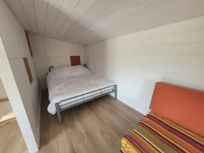 Un ou plusieurs lits dans un hébergement de l'établissement Maison Moderne en Bordure de Forêt, Idéale pour 8/10 Pers, à 2km de la Plage avec WiFi et Terrasse - FR-1-777-6