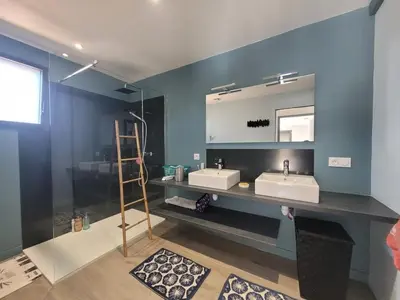 Un ou plusieurs lits dans un hébergement de l'établissement Maison Moderne en Bordure de Forêt, Idéale pour 8/10 Pers, à 2km de la Plage avec WiFi et Terrasse - FR-1-777-6