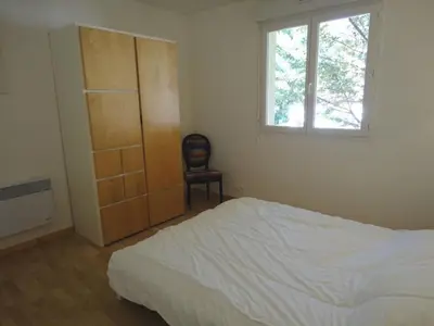 Un ou plusieurs lits dans un hébergement de l'établissement Maison boisée, 800m de la plage, 100m², 3 chambres, terrasse, parking - FR-1-777-18