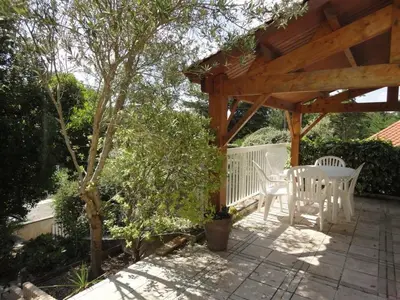 Jardin de l'établissement Maison boisée, 800m de la plage, 100m², 3 chambres, terrasse, parking - FR-1-777-18