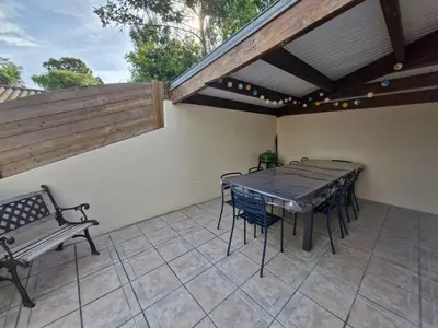 Terrasse ou espace extérieur de l'établissement Maison boisée, 800m de la plage, 100m², 3 chambres, terrasse, parking - FR-1-777-18