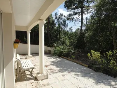 Balcon ou terrasse dans l'établissement Maison boisée, 800m de la plage, 100m², 3 chambres, terrasse, parking - FR-1-777-18